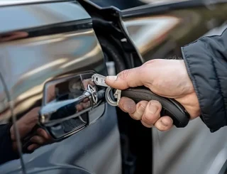 Autotüren mit Werkzeug